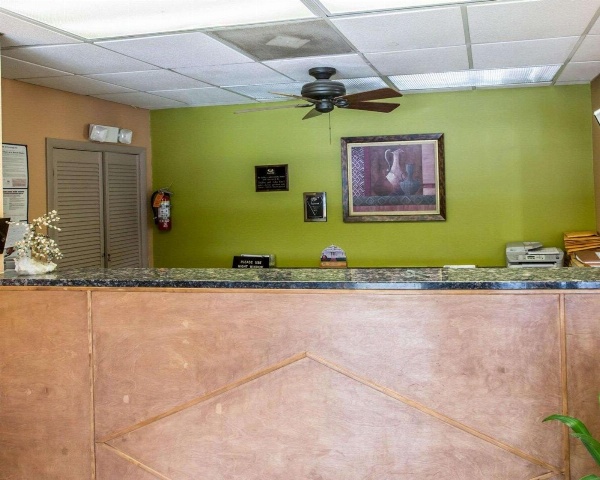 Econo Lodge Biltmore image 6