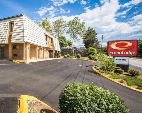 Econo Lodge Biltmore image 9